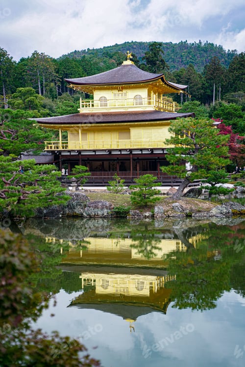 Preview: Vertical shot of the Kinkaku-ji Zen Buddhist temple in Kyoto, Japan