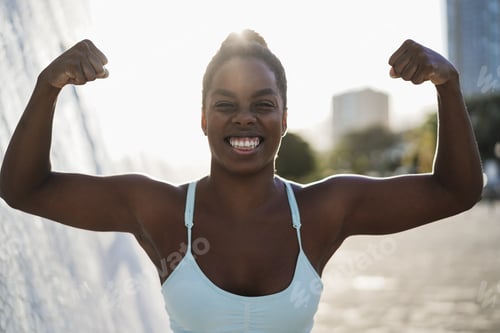 Preview: Happy african woman doing workout routine outdoor in the city - Focus on face
