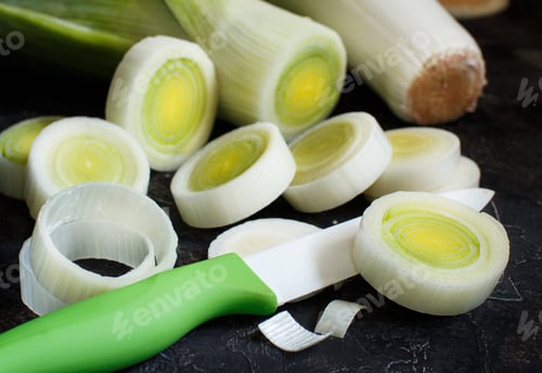 Preview: Fresh leeks whole and sliced