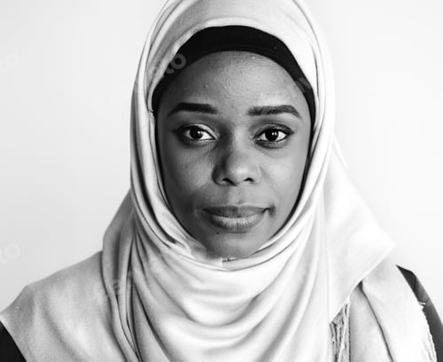 Preview: Islamic woman portrait looking at camera
