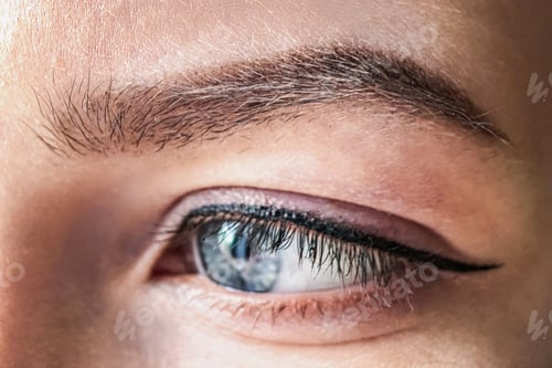 Preview: The eye of a young girl