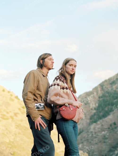 Preview: Young couple standing in a canyon.