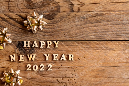 Visualização: Feliz ano novo 2022 inscrição feita com letras de madeira decoradas com arcos dourados festivos em madeira