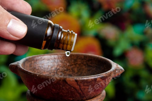 Visualização: mãos derramando óleo essencial