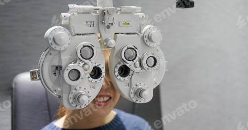 Preview: Woman check her eye at clinic