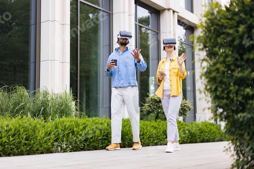 Preview: Couple Experiencing Virtual Reality