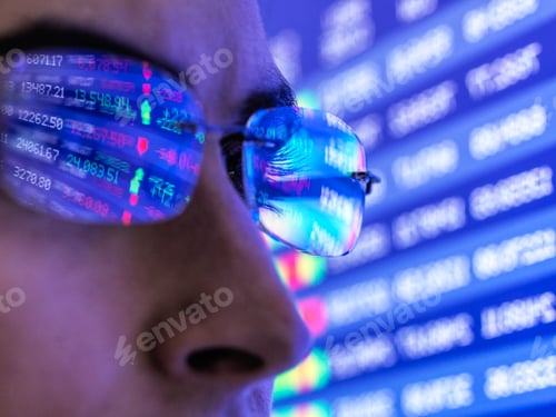 Vista previa: Closeup of a person's eye reflecting stock market data