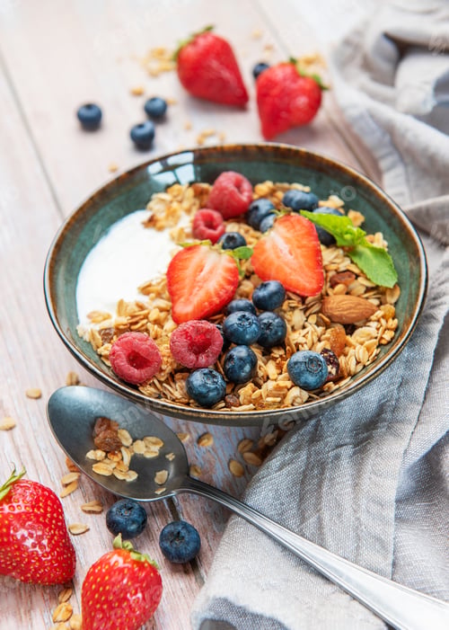 Preview: Healthy breakfast bowl with granola and fresh berries