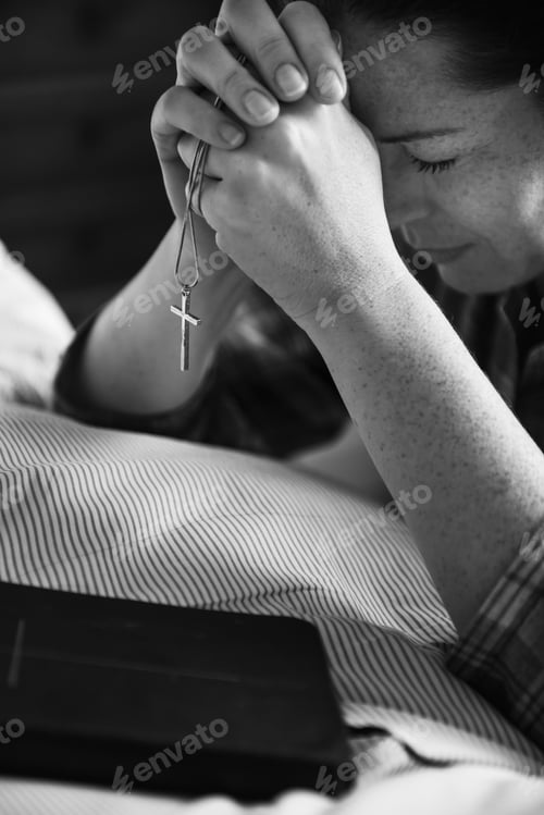 Preview: A woman praying