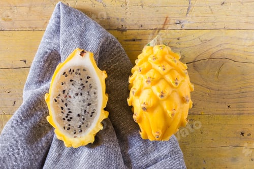 Visualização: fruta de dragão pitahaya amarela em fundo de madeira