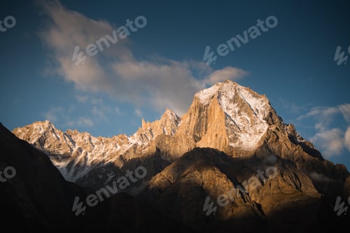 Vorschau: Trango-Türme, beleuchtet von goldenem Licht in Karakorum, Pakistan. Paiju koburtse