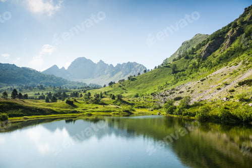 Preview: Beautiful mountain lake