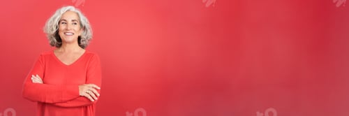 Vista previa: Feliz mujer madura mirando a un lado con los brazos cruzados