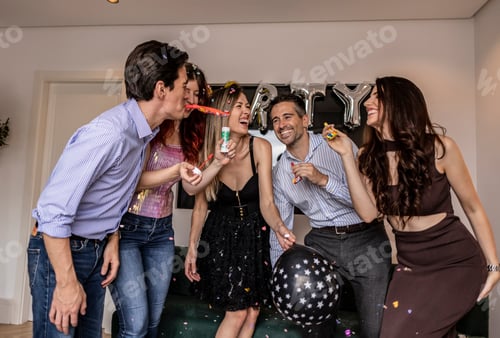 Visualização: Festeiros alegres comemorando com balões e confetes