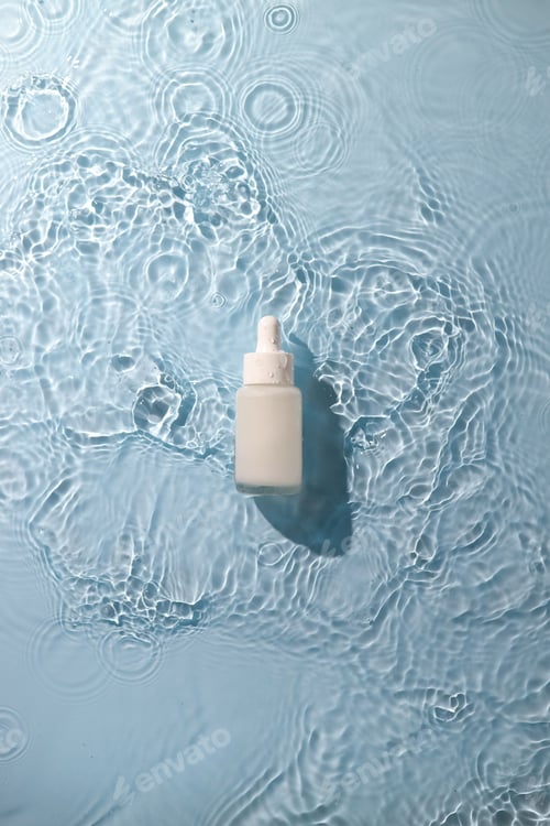 Preview: Bottle of sunscreen spray on a pastel background with space for text and design elements