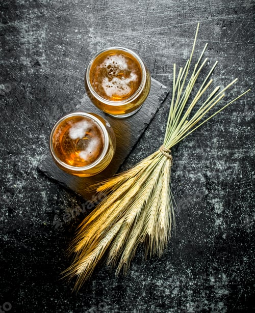 Vista previa: Beer in glasses on a stand and a bunch of spikelets.