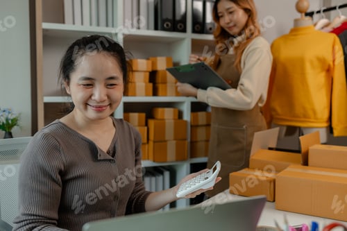 Preview: an entrepreneur came to inspect the merchandise in the store where her employees were working on get