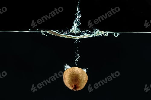 Preview: Splashing kiwi fruit on the water