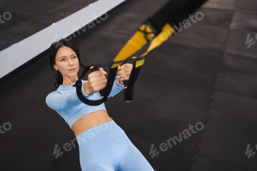 Mujer haciendo entrenamiento de suspensión TRX