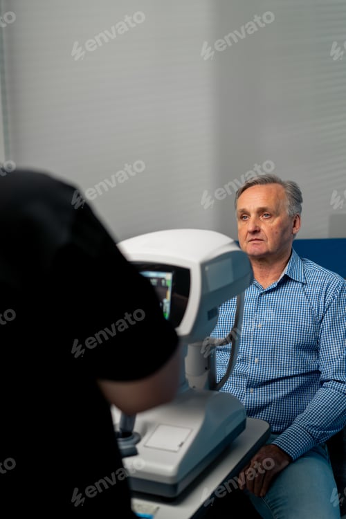 Preview: in an ophthalmology clinic an elderly patient sits on a diagnostic test and listens to the results