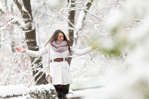 Vorschau: Junge Frau im Winter