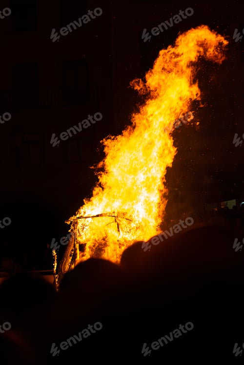 Aperçu: group of people enjoying a bonfire in a festive atmosphere.