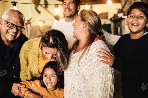 Visualização: Retrato de família latina feliz sorrindo para a câmera em casa - Concentre-se no rosto do avô