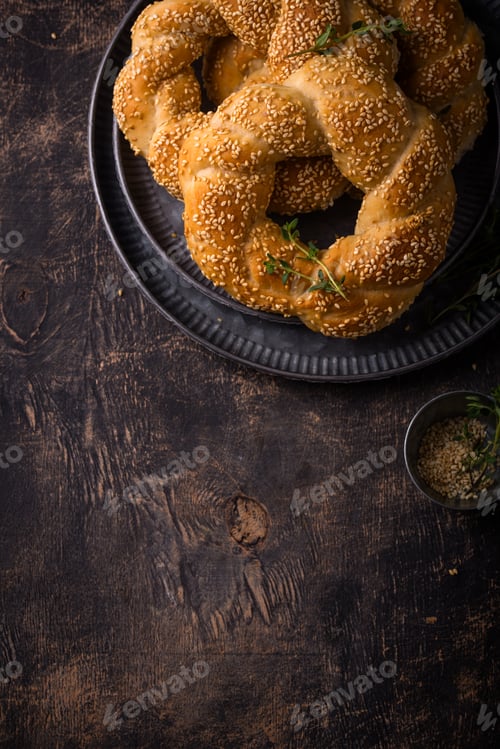 Preview: Traditional Turkish bagel simit with sesame