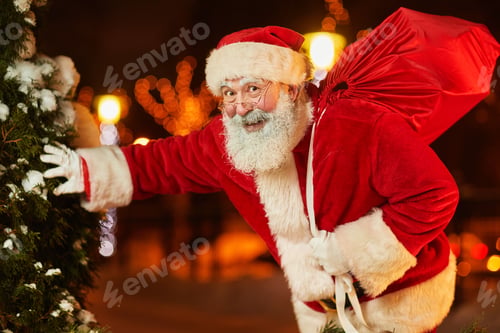 Preview: Santa Claus With Big Red Sack in City