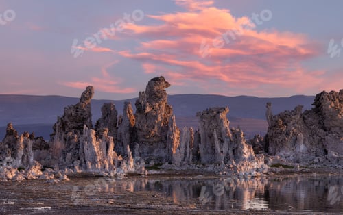 Preview: Tufa towers rock formation in Mono Lake.