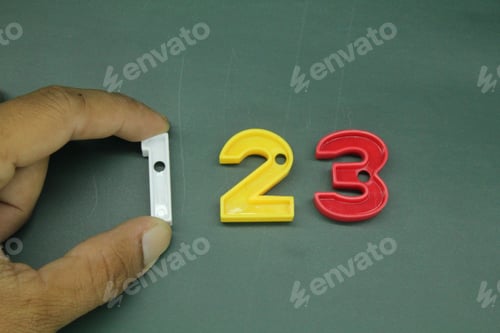 Preview: hands holding numbers 1,2 and 3.