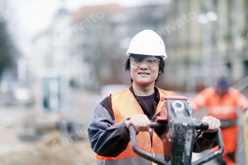 Preview: Young construction worker wearing hard hat