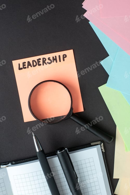 Preview: top view leadership note with stickers pens and magnifier on dark background strategy leadership