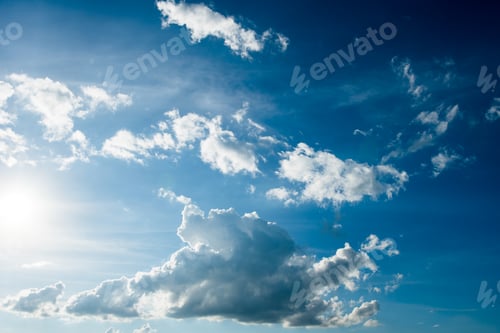 Vorschau: bunter dramatisch Himmel mit Wolken bei Sonnenuntergang.