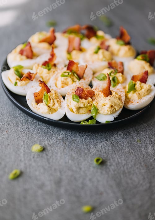 Preview: Divide eggs with bacon and green onion sprinkled with smoked paprika