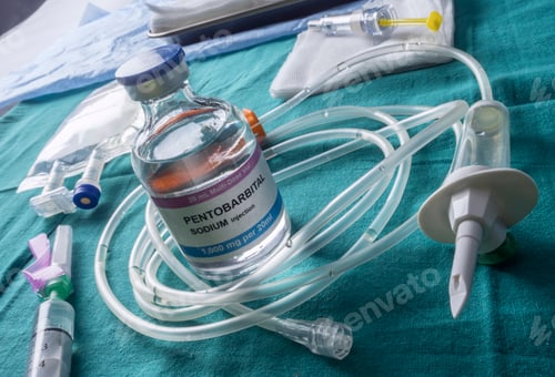 Preview: Vial with doses of pentobarbital next to a crucifix