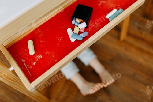Preview: child plays hide and seek
