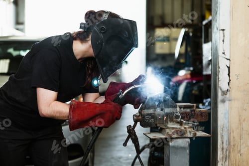 Preview: Woman welding metal