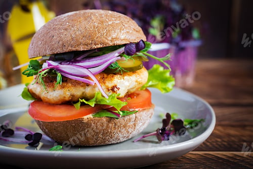 Preview: Sandwich with chicken burger, tomatoes, pickled cucumber and red onion.