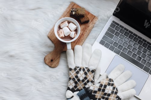 Preview: Work in winter with laptop, hot drink and brownie