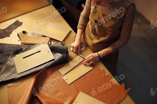 Preview: Crafting Handmade Leather Accessories in Workshop