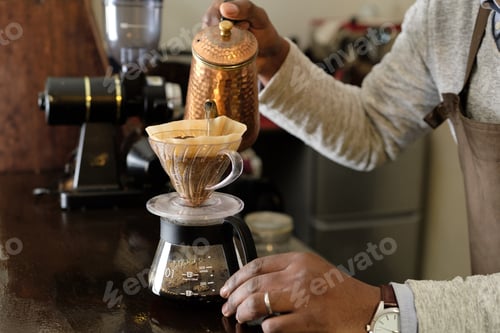 Preview: Pour hot water into the coffee