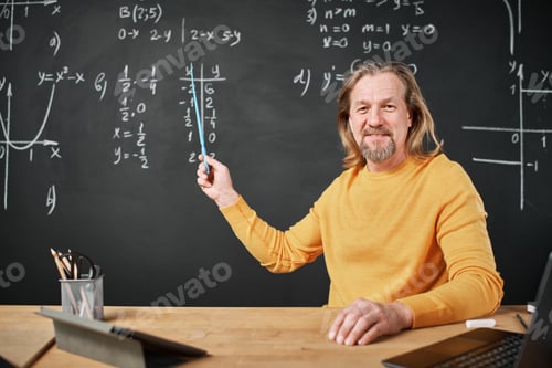 Preview: Teacher explaining new material to stuents online