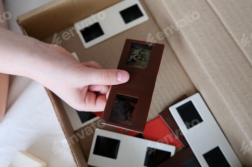 Preview: A child is watching slides through a slide show.