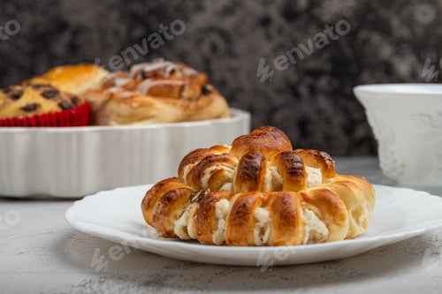 Preview: Close-up of a freshly baked stuffed bun on a white plate