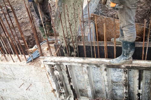 Vista previa: Verter hormigón en la construcción de la casa. Los constructores están vertiendo concreto premezclado