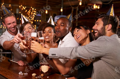 Visualização: Amigos brindando com champanhe na festa de Ano Novo em um bar