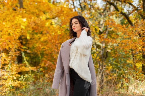 Preview: Beautiful young fashion woman in stylish autumn clothes on fall day