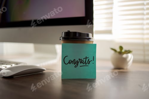 Visualização: Notas adesivas com texto de parabéns na xícara de café no escritório