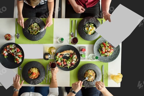 Preview: Italian pasta business lunch for colleagues on black plate